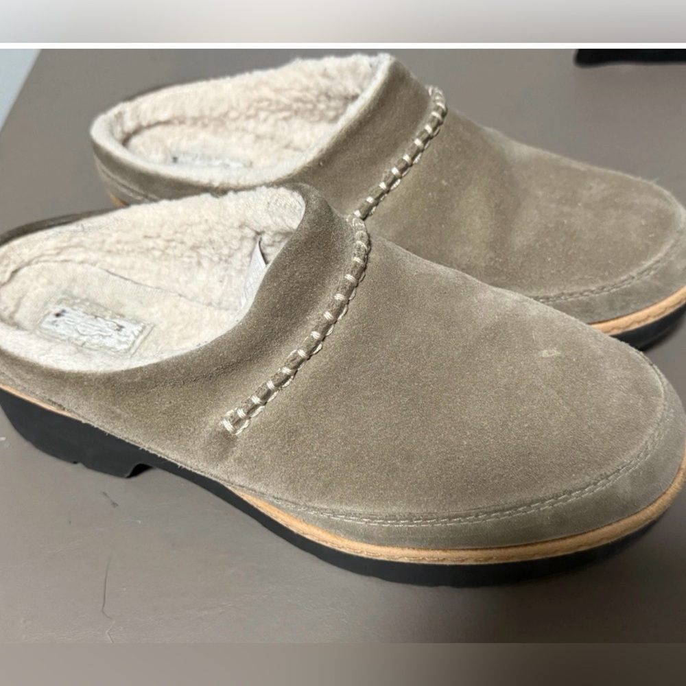 UGG Women’s Size 8 1/2 Lynwood Closed Toe Clogs Shoes Khaki Color Suede
